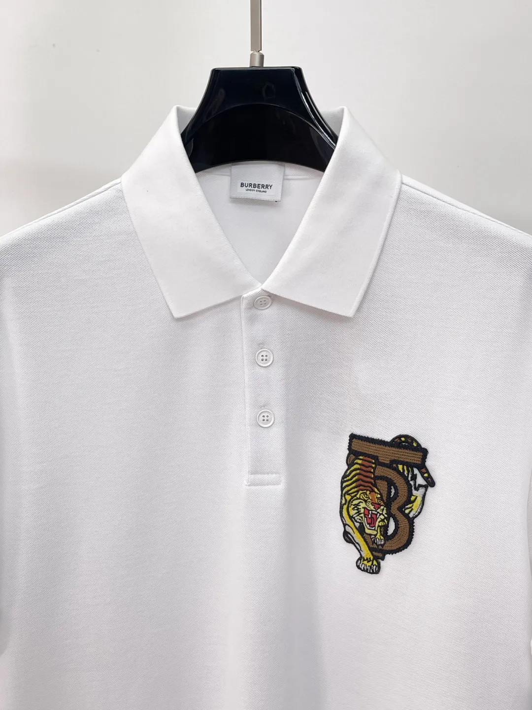 BURBERRY New Arrival Polo shirt, complete with three labels, original fabric, original customized accessories, official Same Style, using 210 grams of pure cotton pique fabric, customized same-tank dyed fabric, very comfortable and smooth to the touch, very wide and stylish, produced by a first-line brand on behalf of Factory, imported Behringer embroidery machine, embroidery is full and textured, imported Kangli direct-injection machine, printing is clear and textured, the collar rib is woven with imported yarn It will not lose shape after being worn for a long time. It is the most New Arrival style in spring and summer. It is fashionable and individual. It is super Versatile and looks good. It is very suitable for both men and women. It is a must-have for everyone. Size: S-XXL
